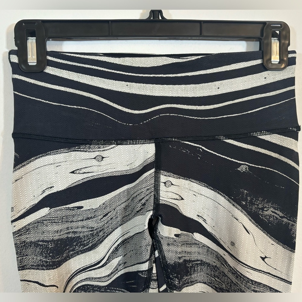 Lululemon Run Inspire Crop II Leggings Black White Marble Print Size 4 - Picture 2 of 10